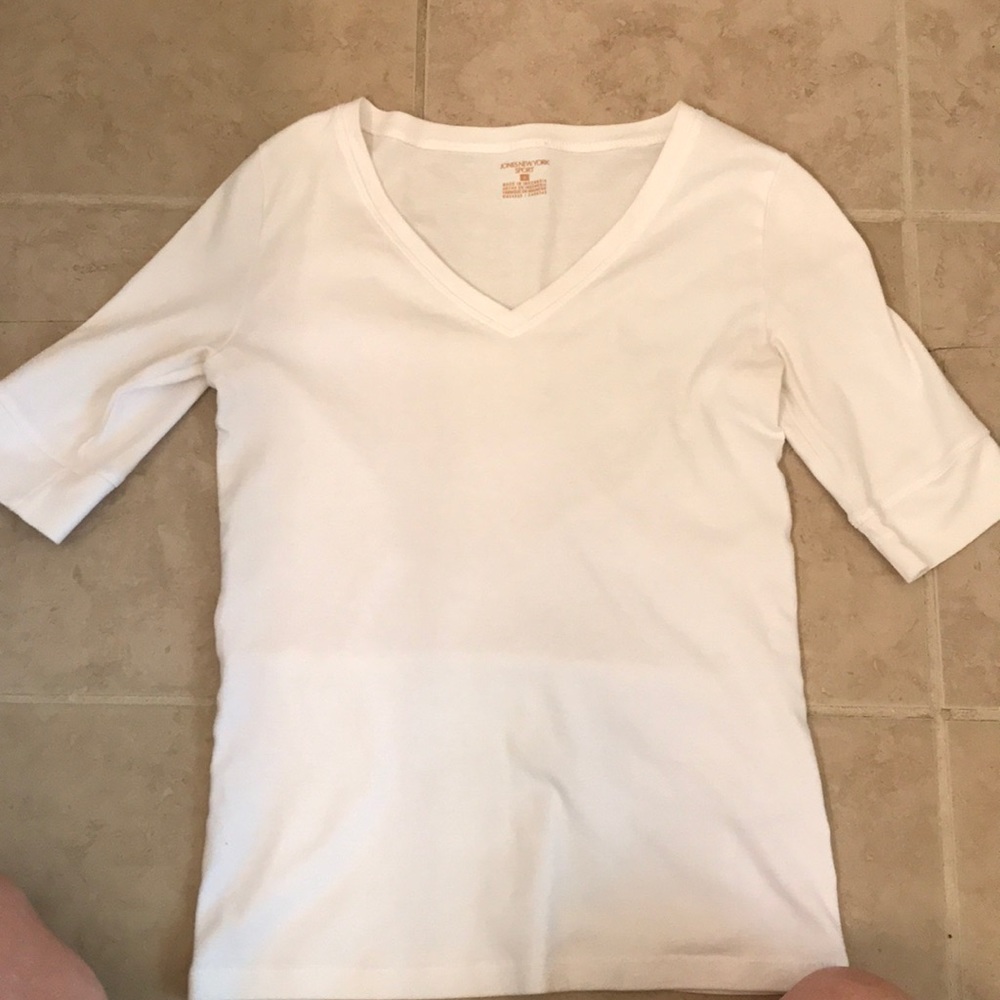 Jones New York Sport white v-neck. Small.